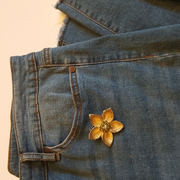 Vintage Flower Pin - Picture 8 of 9